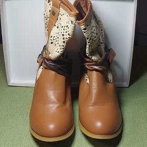 FRANCESCA'S BRN/CROCHETED ANKLE BOOTS 8